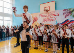 Последние звонки в школах перенесли с улицы в актовые залы в Воронеже
