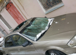 В центре Воронежа огромные глыбы льда покорежили автомобиль Mazda