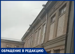 «Рвет трубы»: многоэтажный фонтан сняли в воронежской школе 