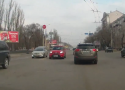 Блондинка на розовом "Киа" едва не устроила страшную аварию в Воронеже и попала на видео