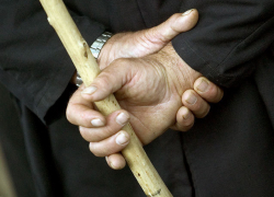 Странного мужчину с голосами в голове и несуществующими приятелями нашли с перерезанным горлом в Воронеже