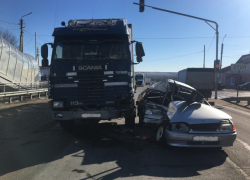 Один человек погиб: Scania протаранила ВАЗ на воронежской трассе 