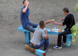 Жители Воронежа пожаловались на пьянку мужчин у детской площадки 