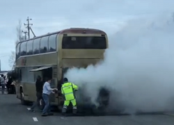 Загоревшийся автобус с беженцами из Донбасса снял на видео воронежец