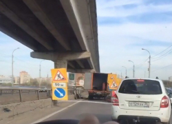 Ремонт дороги парализовал движение по Северному мосту в Воронеже 