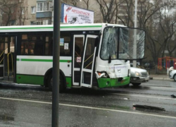Страшное столкновение трех автобусов на Ленинском проспекте в Воронеже попало на фото 