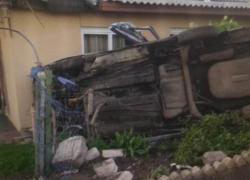 Один погиб, трое пострадали: ВАЗ влетел в жилой дом под Воронежем 