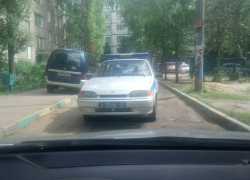 Воронежцы не могли попасть домой из-за неправильно припаркованного полицейского автомобиля