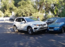 Засветившийся на скандальном видео с воронежским депутатом Volkswagen попадал в странное ДТП