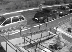 Драку мужчины с припаркованными машинами сняла камера в Воронеже