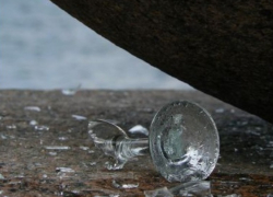 В Воронеже свадебный дизайнер обезобразила разбитой рюмкой водителя троллейбуса