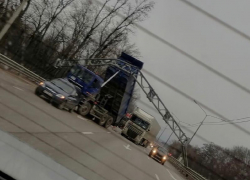  Грузовик кузовом снес опору для дорожных знаков под Воронежем  