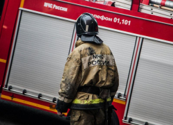 Возле воронежской больницы загорелось 400 квадратных метров сухой травы