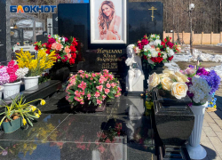 «Приходят сумасшедшие и устраивают обряды»: шоумен Барецкий рассказал о странностях на могиле Началовой