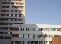 В БСМП голосуют воронежцы, переодетые в халаты врачей