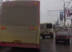 Момент столкновения ПАЗика и "девяностого" в Воронеже попал на видео