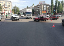 18-летний воронежец устроил аварию на Плехановской, проехав на красный свет