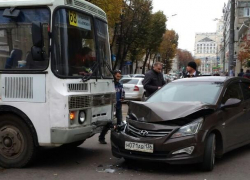 Из-за ДТП с маршруткой в центре Воронежа парализовано движение