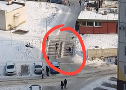 В Воронеже дети устроили ледовый каток на ступеньках