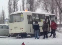 В Воронеже ПАЗ протаранил два автомобиля и врезался в забор 