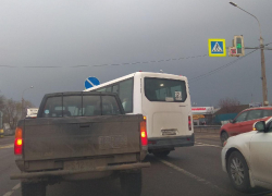 Место ужасного столкновения двух автобусов вновь привлекло внимание воронежцев