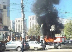 В Воронеже у цирка сгорело дорогое авто