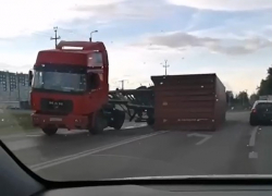 Фура уронила гигантский контейнер посреди дороги в Воронеже