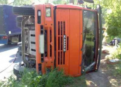 Два человека пострадали при опрокидывании КамАЗа под Воронежем