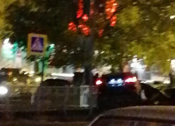 Автомобиль встал «на быка», въехав в ограждение парковки воронежского гипермаркета