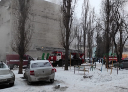 Воронежцев экстренно эвакуировали из-за пожара в многоэтажке 