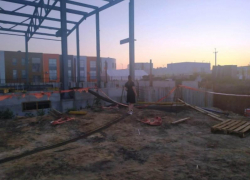 Рабочий сломал шею и пробил себе голову на стройке в Воронежской области 