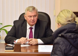 Поправками в закон о платных парковках и решением проблем запомнился депутат Владимир Верзилин