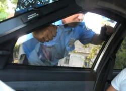 Пьяный автомобилист в Воронеже прищемил стеклом пальцы инспектора ДПС