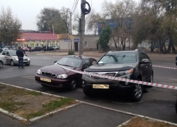 Асфальт поглотил припаркованные машины в Воронеже