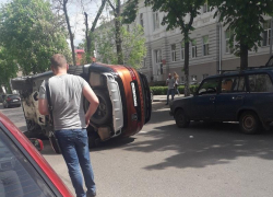 В центре Воронежа эпично перевернулся  Land Rover Discovery