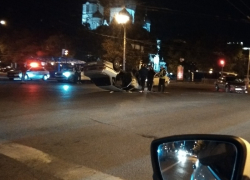 Ночное ДТП с опрокинувшимся  автомобилем попало на видео в Воронеже