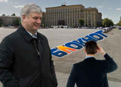 Губернатор Гусев послал в «Блокнот» чиновников, захотевших бесплатную парковку на площади Ленина