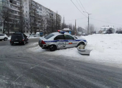Полицейский Ford улетел в сугроб после столкновения в Воронеже 