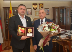 Председатель Воронежской городской Думы, Герой России Андрей Дьяченко поздравил с юбилеем Героя Труда Российской Федерации Анатолия Свиридова