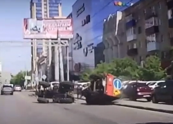 Падение трактора при развороте возле «Галереи Чижова» попало на видео
