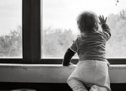 Оставленный с бабушкой и дедушкой ребенок выпал из окна квартиры в Воронеже 