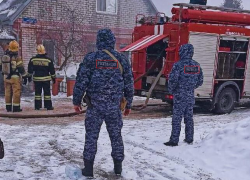 Пожилую женщину героически спасли из горящего дома в Воронеже