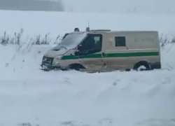 Под Воронежем на видео попала машина инкассаторов, улетевшая в кювет после ДТП