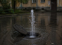 Фонтан воды забил из водопроводного люка во дворе на левом берегу Воронежа
