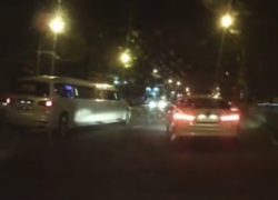 Столкновение белоснежного лимузина с иномаркой попало на видео в центре Воронежа