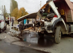 Два человека стали жертвами страшного столкновения грузовиков в Воронеже 