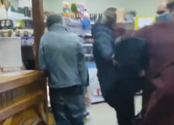 На воронежское отделение «Хрюш против» напали в магазине с пельменями, просроченными на полтора года 