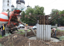 Бетонное основание появилось у памятника «Молекула ДНК» в центре Воронежа