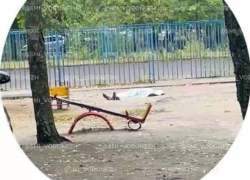 Мужчина умер на детской площадке в Воронеже