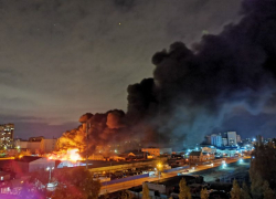 Мощный пожар объял склад обуви в микрорайоне ВАИ в Воронеже